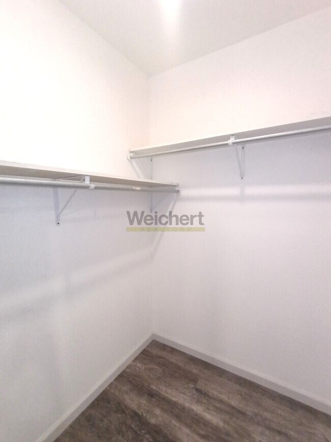 Building Photo - Modern 4Bed/2Bath house with fenced backyard and garage