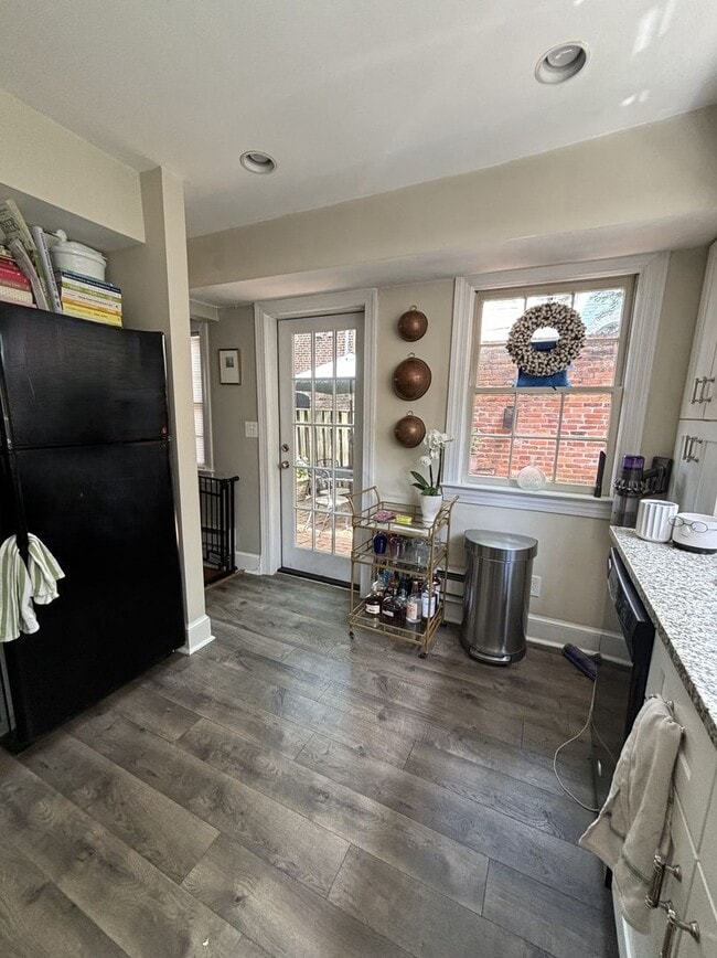 Building Photo - 408 Queen St