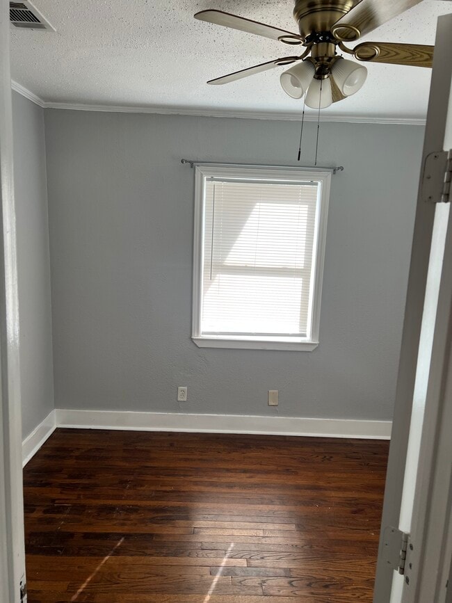 Building Photo - 422 E Worth St