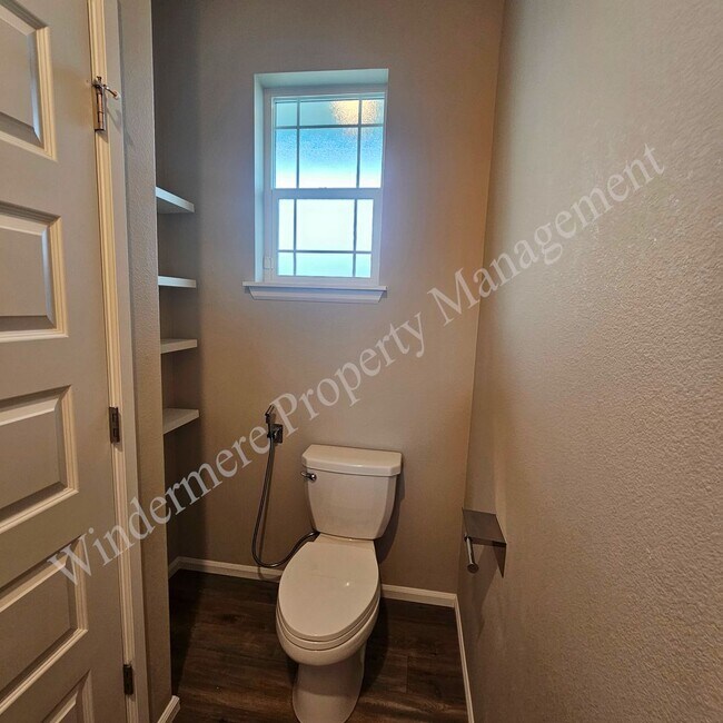 Building Photo - Spacious 4 Bedroom Home with Gas Fireplace, Office Space & 2-Car Garage!