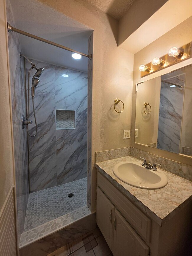 Building Photo - Cute 4 bedroom home in Shawnee