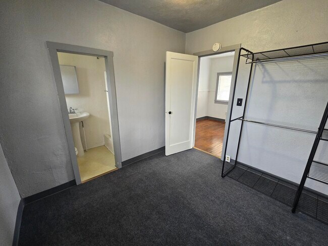 Building Photo - 313 Shadowrock Dr