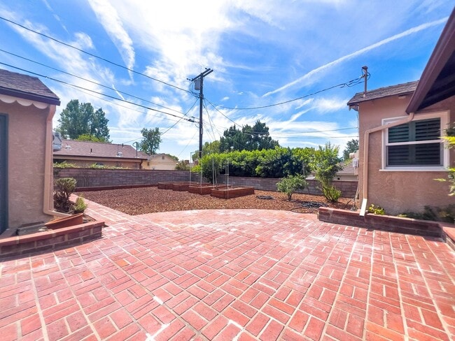 Building Photo - Spacious 3BR Home in Prime Burbank!