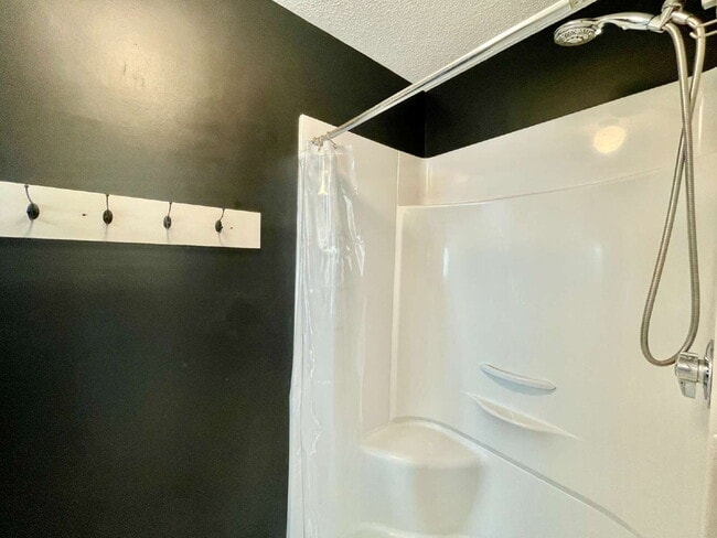 Building Photo - Charming 3-Bedroom Haven With 2 Full Baths...