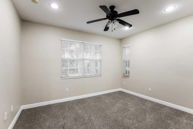 Building Photo - 6990 Julia Gardens Dr
