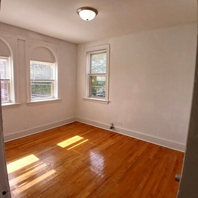 Building Photo - 4808 W Barry Ave