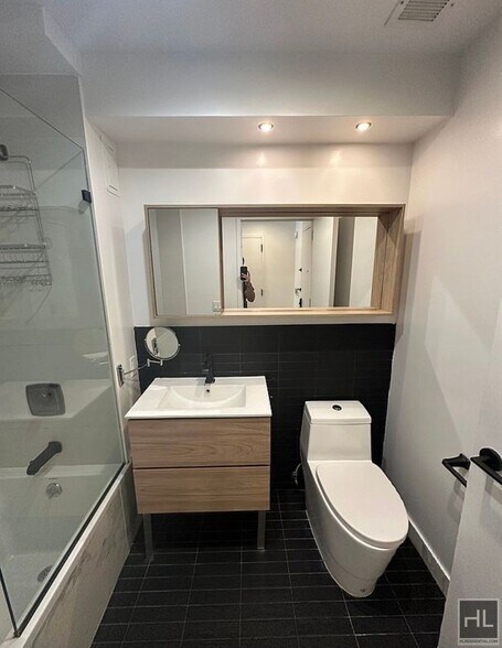 Building Photo - Bruckner Boulevard