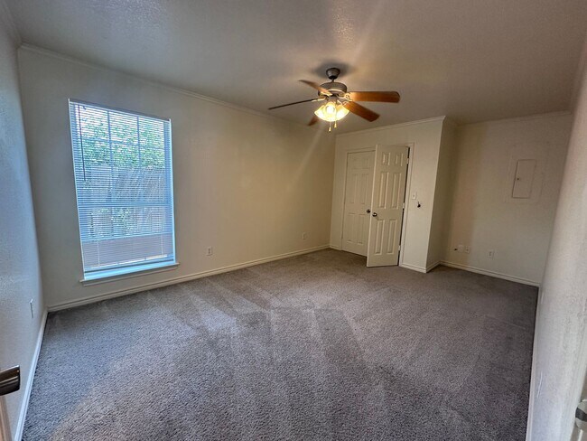 Building Photo - 5/5 House in Small Gated Community Near Ba...