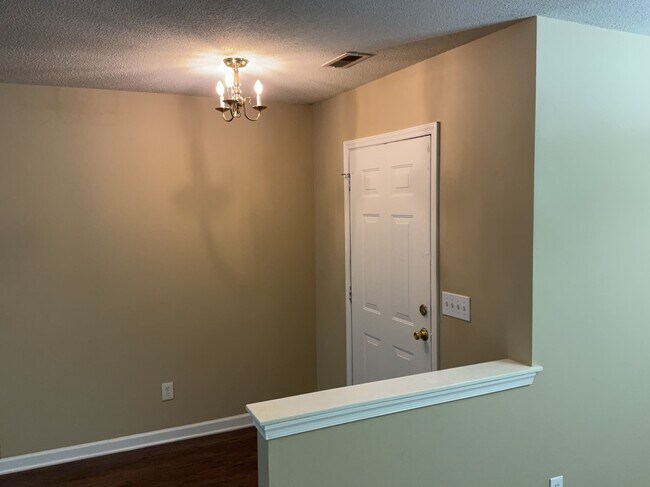 Building Photo - 1706 Hargrove Dr