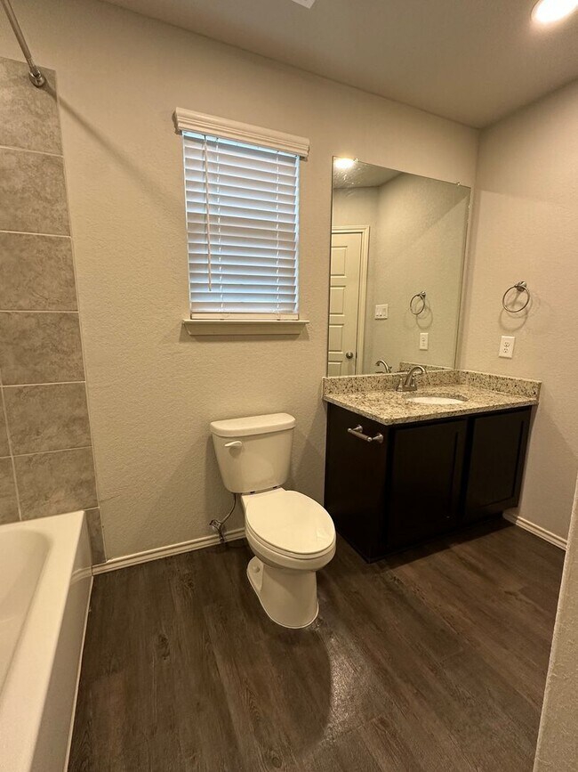 Building Photo - Luxury Townhome