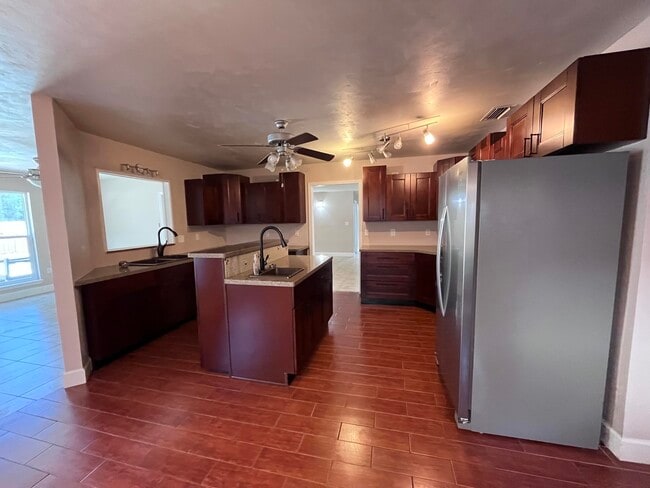 Building Photo - 540 E Timberlake Dr