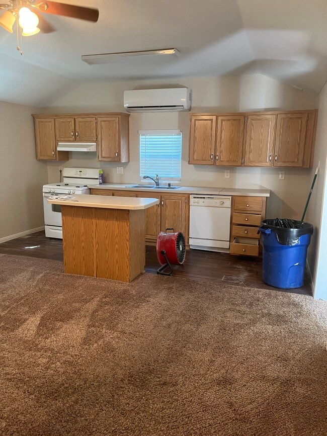 Building Photo - 1042 5th St