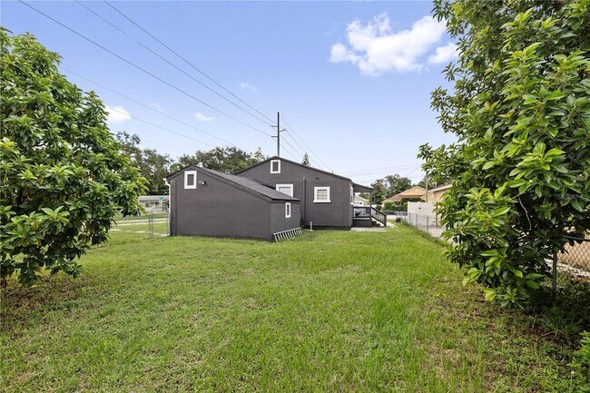 Building Photo - 2202 N Glen Ave
