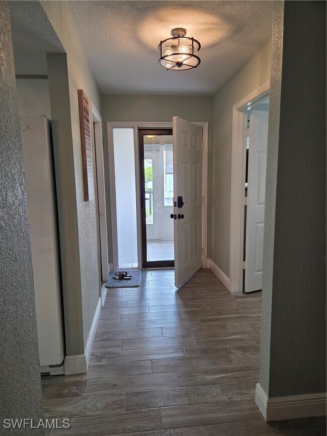 Building Photo - 22161 Tallwood Ct