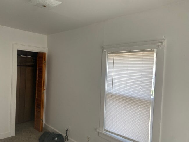 Building Photo - Welcome to this charming 1 bedroom, 1 bath...
