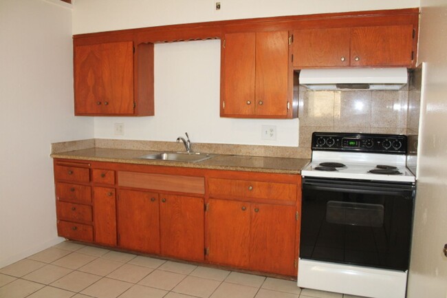 Building Photo - 527 Vaqueros Ave