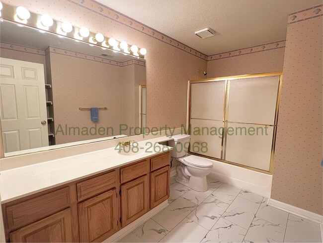 Building Photo - Almaden Townhome in Great Location! Pets N...