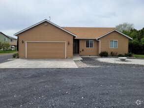 Building Photo - Country Home Close to Town