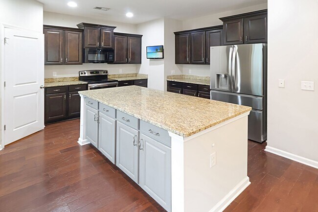 Building Photo - Stunning & Spacious 4 Bedroom Home in Highland Falls Community