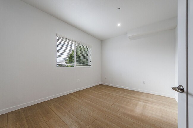 Building Photo - 11841 Runnymede St