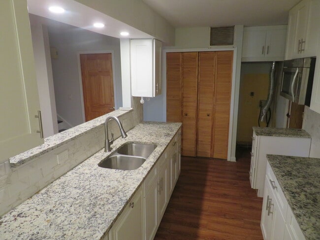 Building Photo - 457 N Cambridge Dr