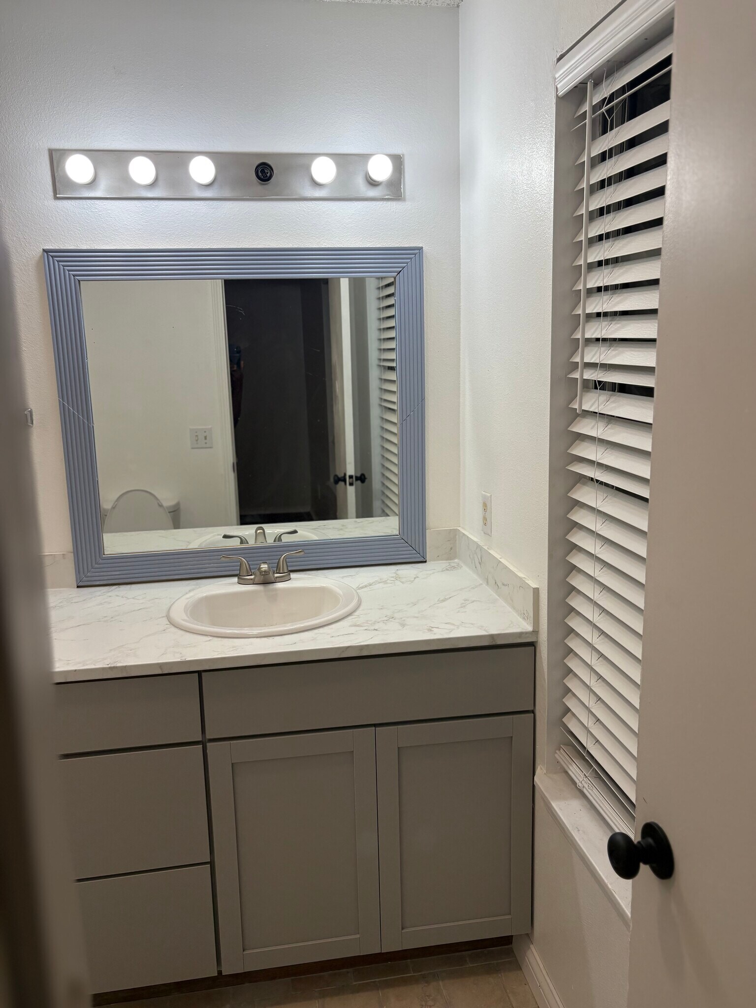 Master bathroom vanity - 2920 Dawn Ct