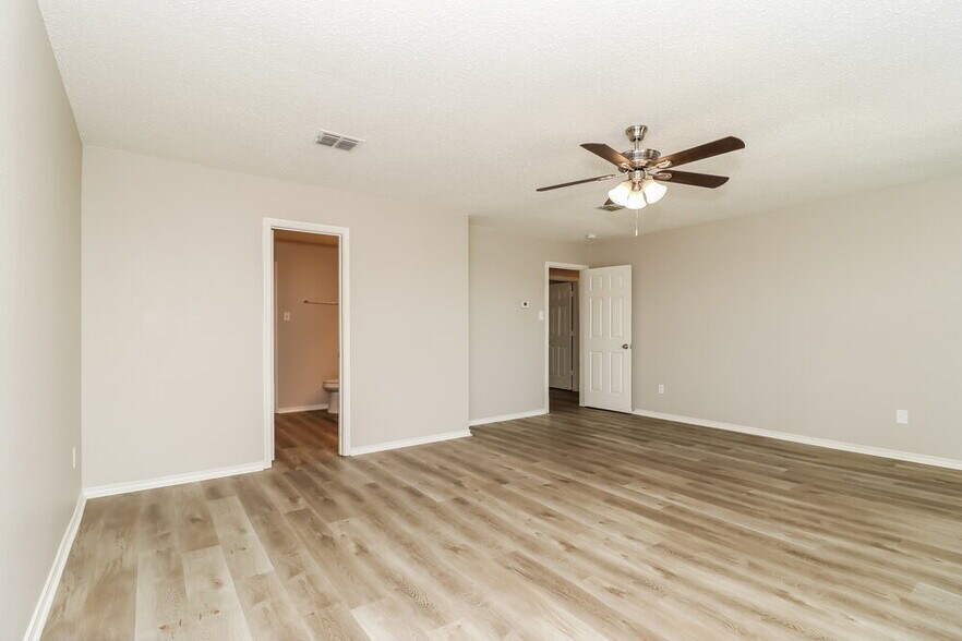 Building Photo - 631 Silvertop Rd