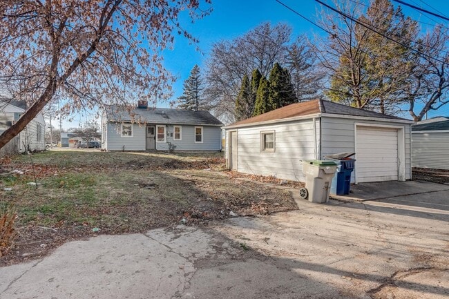 Building Photo - 5804 W Silver Spring Dr