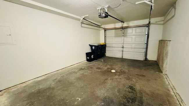 Building Photo - Creekwood Park Townhomes - Reduced rent + claim your choice of a brand-new 55" TV or a $250 Amazo...