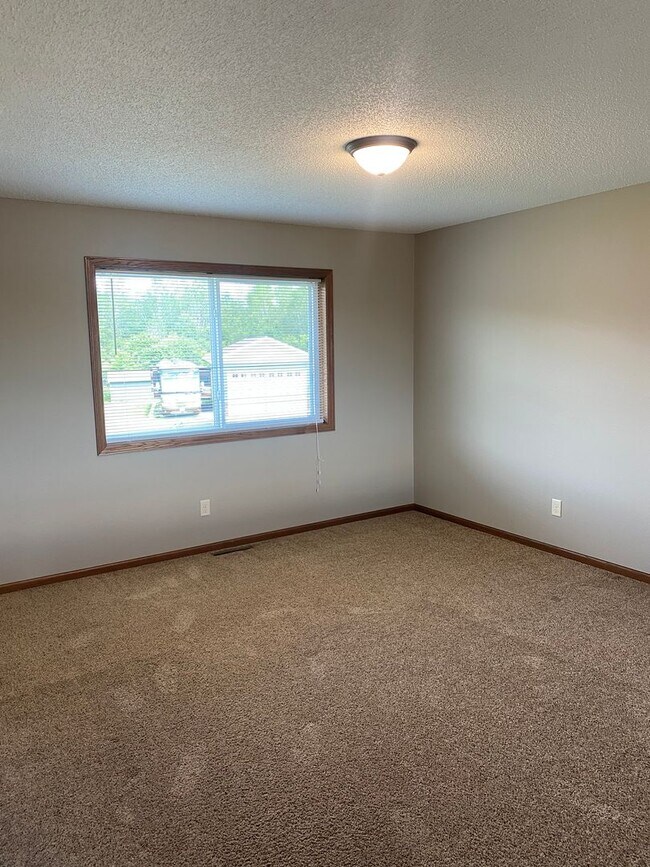 Building Photo - Spacious 2 Bedroom + Loft Townhouse in Sauk Rapids