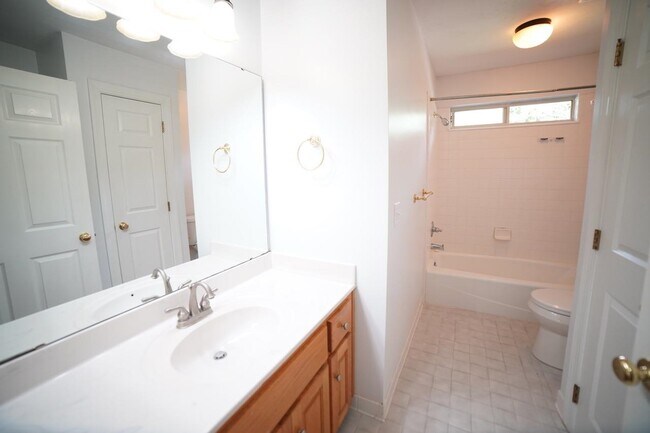 Building Photo - 352 Meadow Ridge Dr