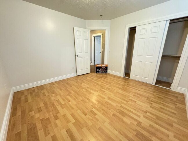 Building Photo - 4 bed 2 bath 2 car garage. Dog Friendly