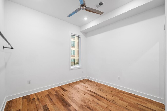 Building Photo - 4 Bed 3.5 Bath Townhomes 2176 sqft