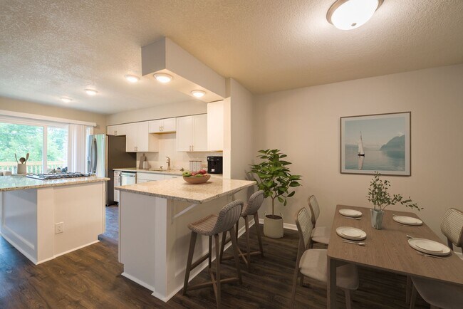 Building Photo - 5590-5592 Timber Lane Shorewood MN