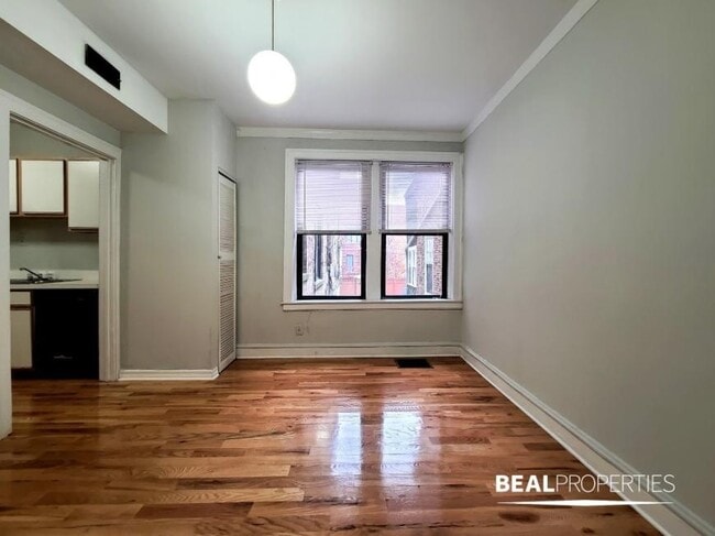 Building Photo - 2 bedroom in CHICAGO IL 60613