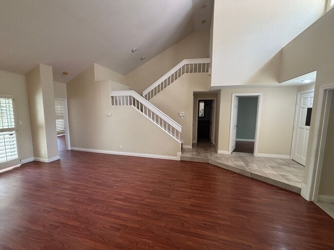 Building Photo - Beautiful 3 bed 2.5 bath townhouse in Spanish Trails!