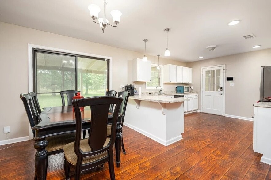 Building Photo - 1704 Horseshoe Dr