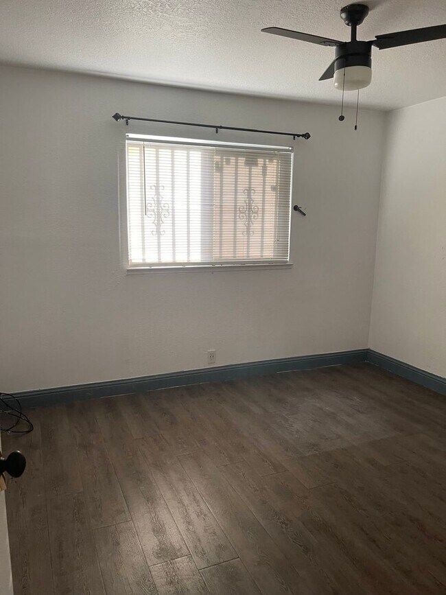 Building Photo - Updated HalfPlex Ready To Move In