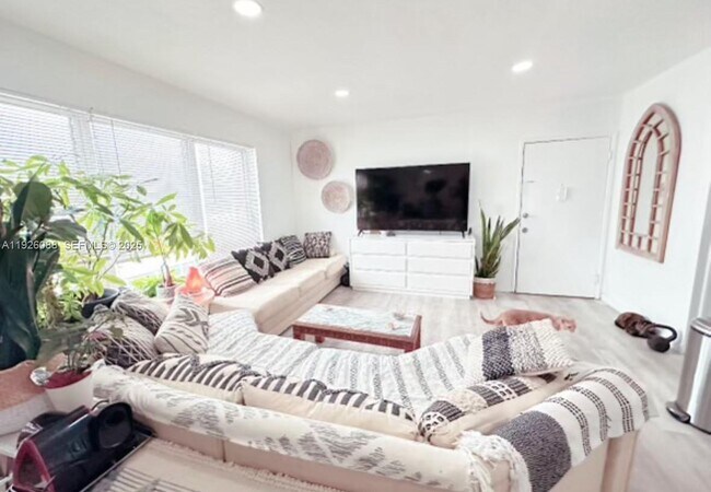 Building Photo - 324 Surfside Blvd