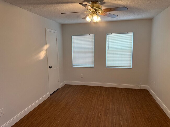 Building Photo - 726 Edgewater Dr
