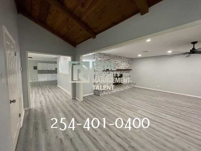 Building Photo - 111 Country Club Dr