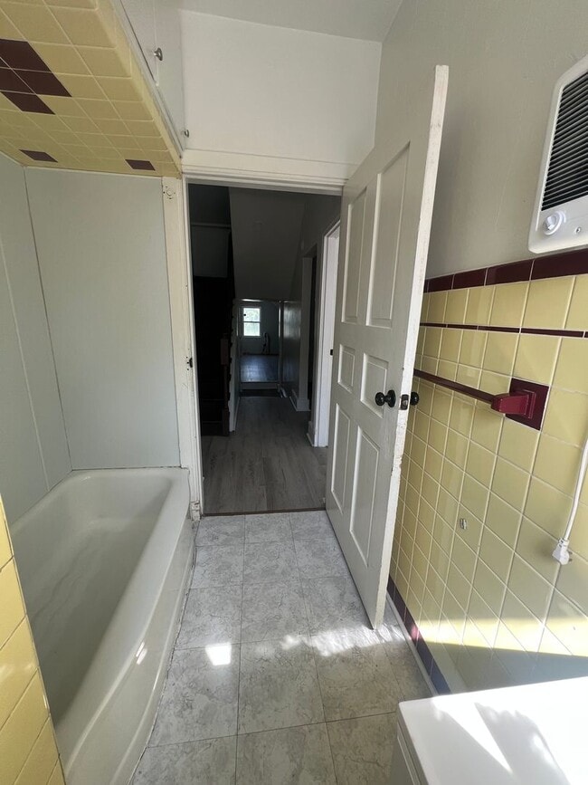 Building Photo - 857 E Market St