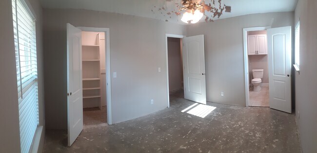 Building Photo - 1608 Amherst Dr