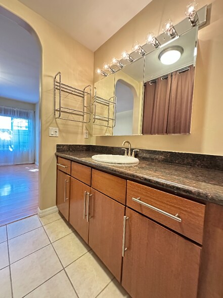 Building Photo - 5404 Balboa Arms Dr