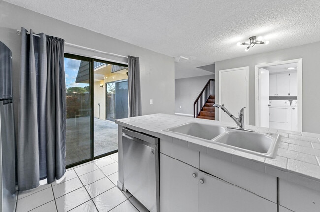 Building Photo - 619 6th Way