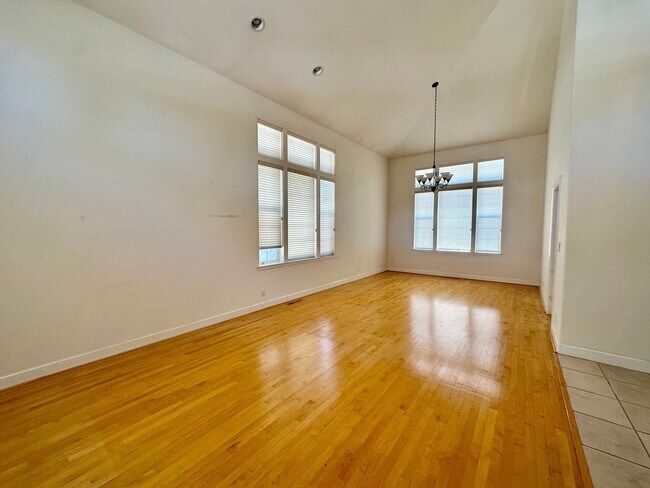 Building Photo - 388 Knowles Dr