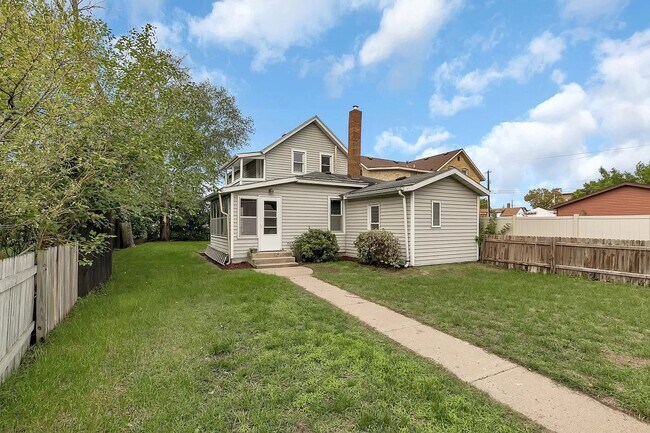 Building Photo - 320 9th Ave N