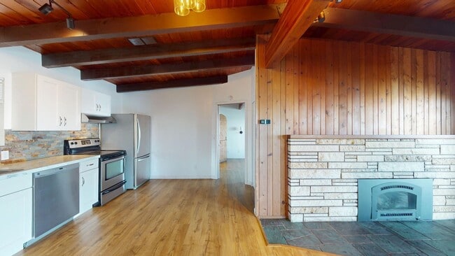 Building Photo - Fantastic 3 Bedroom Home with Gorgeous Oce...