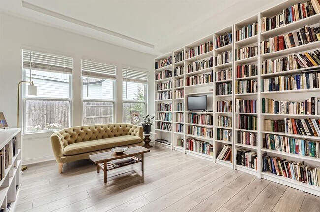 Building Photo - 542 Round Vly Trl