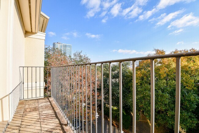 Building Photo - 2094 Brentwood Dr